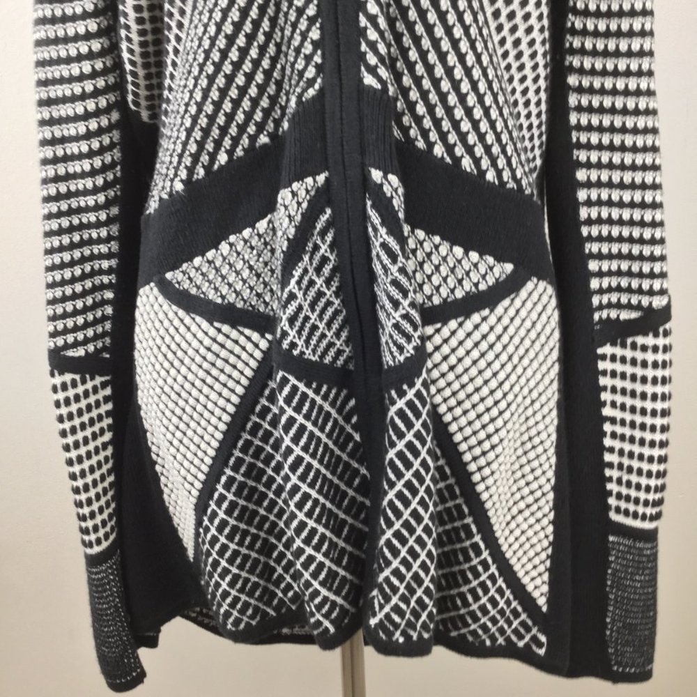 Black & White Geometric Zip Hoodie-like Light Cotton Sweater - Picture 5 of 8